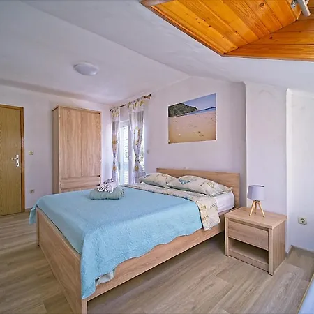 Matana Πανσιόν Pomena