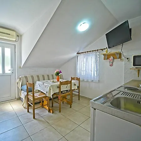 Matana Πανσιόν Pomena