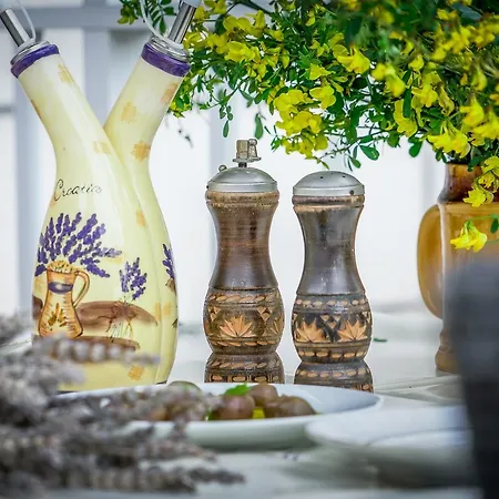 Matana Πανσιόν Pomena